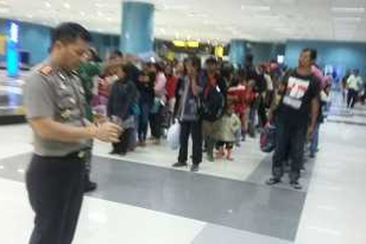 Ratusan pengungsi eks Gerakan Fajar Nusantara (Gafatar) tiba di Terminal 3 Bandara Internasional Soekarno-Hatta, Sabtu (23/1/2016). 


