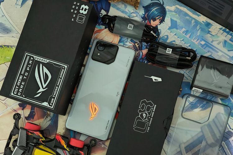 Isi kotak penjualan Asus ROG Phone 8. Di dalam kotak, pengguna akan menemukan unit ponsel, headset kabel, kabel data USB-C ke USB-C, adapter USB-C ke USB-C, SIM ejector, ROG Clear Case, dan buku panduan.