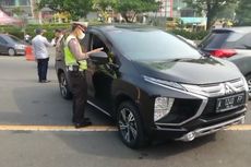 Diduga Hendak Mudik, Puluhan Kendaraan di Bundaran Waru Surabaya Disuruh Putar Balik