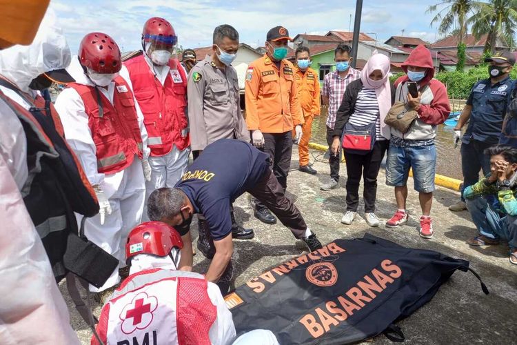 Sebanyak 14 kapal nelayan tenggelam dan 136 anak buah kapal (ABK) hilang setelah dihantam badai di perairan Kalimantan Barat (Kalbar), Indonesia, Rabu (14/7/2021) dini hari. Dalam proses pencarian dan penyelataman, hingga Kamis (15/7/2021) pukul 18.00 WIB, dari 136 awak kapal, ditemukan selamat 80 orang, dalam pencarian 47 orang, meninggal dunia 8 orang dan belum teridentifikasi 1 orang.