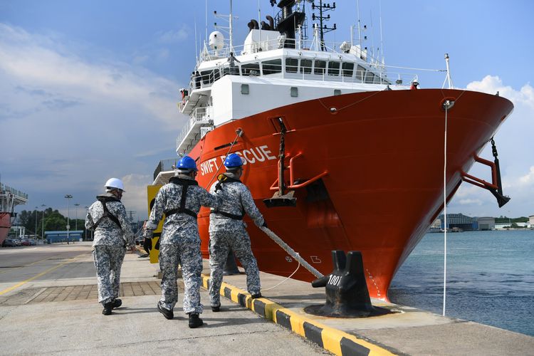Kapal penyelamat kapal selam milik Singapura MV Swift Rescue. Menteri Pertahanan Singapura Ng Eng Hen menulis di Facebook bahwa kapal MV Swift Rescue dikerahkan pada Rabu (21/4/2021) untuk membantu pencarian kapal selam KRI Nanggala-402.
