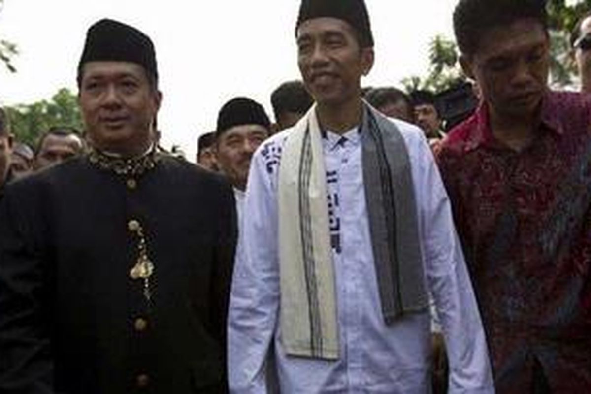 Gubernur DKI Jakarta Joko Widodo ikut berjalan kaki bersama para peserta Kirab Budaya Jakarta 2012 di Jalan Medan Merdeka Selatan, Jakarta Pusat, Minggu (28/10/2012). Kegiatan ini diikuti oleh 10.020 peserta yang terdiri dari 347 grup dari Jakarta dan beberapa daerah lain seperti Surakarta, Pekalongan, Magelang, dan Kalimantan Tengah. 