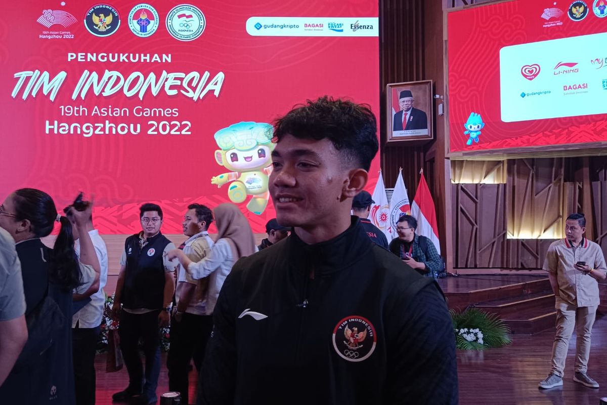Atlet panjat tebing, Kiromal Katibin, saat berbicara ke media usai acara pengukuhan Tim Indonesia untuk Asian Games 2022 di Auditorium Kementerian PUPR, Jakarta, Selasa (19/9/2023).