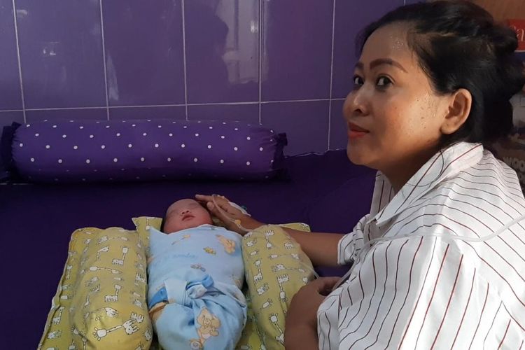 Putri Okta Puspitasari, peserta tes CPNS Provinsi Lampung farmasi D3 Keperawatan melahirkan anak keduanya. Putri mengalami kontraksi panjang dan ketuban pecah saat baru mengerjakan soal nomor 30.