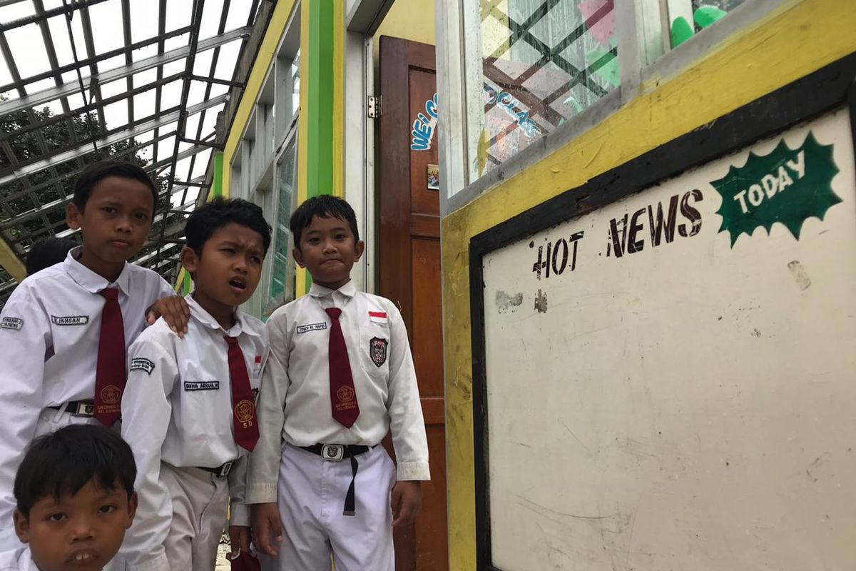 SDN 02 Cirimekar rusak karena hujan deras mengguyur wilayah Jakarta, Bogor dan sekitarnya yaitu pada Selasa (31/12/2019) dan Rabu (1/1/2020).