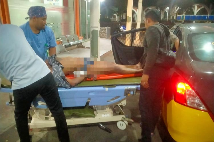 Seorang petugas medis tengan menangani pencuri motor di Jalan KH Agus Salim, Kelurahan Gapurosukolilo, Kecamatan/Kabupaten Gresik, Jawa Timur, saat dibawa ke rumah sakit, karena babak belur dihajar warga.