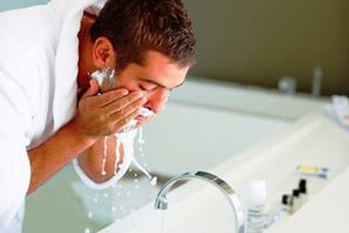 Pria takut dianggap centil bila rutin melakukan perawatan seperti membersihkan muka.