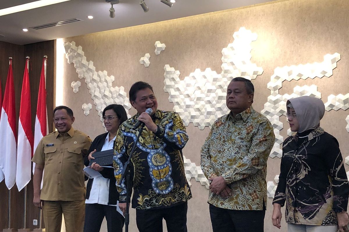 Menteri Koordinator Bidang Perekonoian, Airlangga Hartarto, memberikan keterangna pers