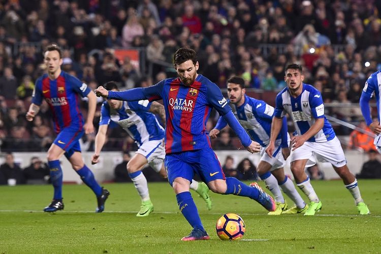 Pemain depan Barcelona asal Argentina, Lionel Messi melakukan tendangan penalti untuk mencetak gol saat pertandingan sepak bola Liga Spanyol FC Barcelona vs CD Leganes di stadion Camp Nou di Barcelona pada 19 Februari 2017.