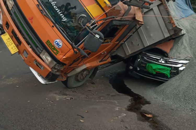 Sebuah truk bermuatan pasir terlibat kecelakaan dengan mobil dinas TNI di Jalan Raya Transyogi, Cimanggis, Depok pada Jumat (23/12/2022) pagi.