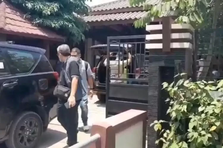 Penyidik KPK Geledah Rumah Dirjen ATR/BPN Lampri di Nganjuk, Bawa Tiga Koper dan Satu Kardus