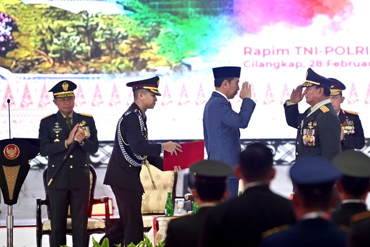 Presiden Joko Widodo (tengah) membalas hormat dari Menteri Pertahanan Prabowo Subianto (kedua kanan) saat penganugerahan pangkat Jenderal TNI Kehormatan yang disaksikan Panglima TNI Jenderal TNI Agus Subianto (kiri) dan Kapolri Jenderal Pol Listyo Sigit Prabowo dalam Rapat Pimpinan (Rapim) TNI dan Polri Tahun 2024 di Mabes TNI, Cilangkap, Jakarta Timur, Rabu (28/2/2024). Dalam rapim yang mengangkat tema TNI-POLRI Siap Mewujudkan Pertahanan Keamanan Untuk Indonesia Maju tersebut Presiden Joko Widodo memberikan kenaikan pangkat secara istimewa kepada Menhan Prabowo Subianto sesuai Keppres Nomor 13/TNI/Tahun 2024 tanggal 21 Februari 2024 tentang Penganugerahan Pangkat Secara Istimewa berupa Jenderal TNI Kehormatan. ANTARA FOTO/Sigid Kurniawan/nym.