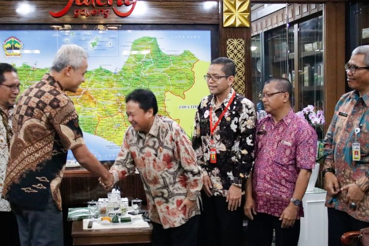 Gubernur Ganjar Pranowo menerima KaKanwil BPN Kota Semarang dalam rangka penyerahan sertifikat HPL Pemprov. Di Kawasan PRPP di Ruang Kerja Gubernur. Rabu (7/8/2019).