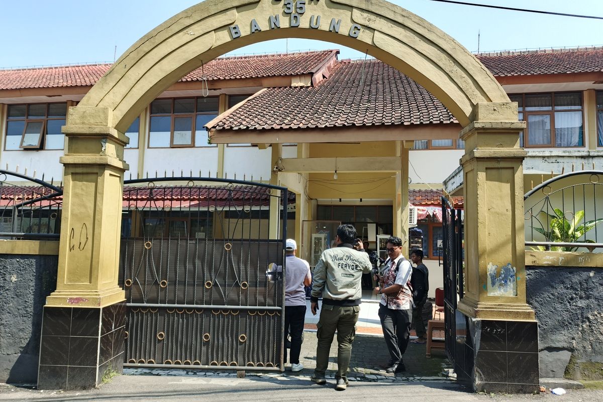Situasi SMP Negeri 35 Kota Bandung usai kejadian ratusan siswanya mengalami keracunan usai menyantap menu Makan Bergizi Gratis (MBG), Kamis (1/5/2025).