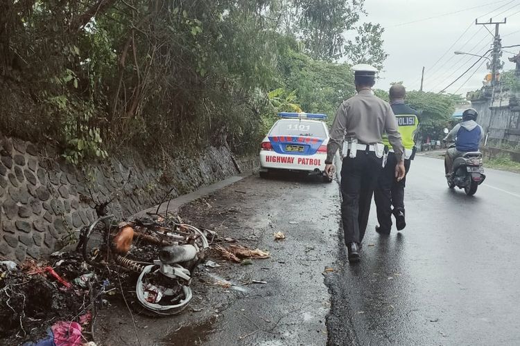 Pihak Kepolisian saat olah TKP kecelakaan di Tabanan, Senin (13/1/2020).