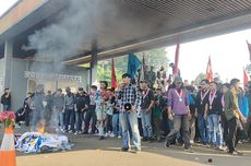 Mahasiswa Bakar Botol hingga Spanduk, Minta Bertemu Pimpinan DPR