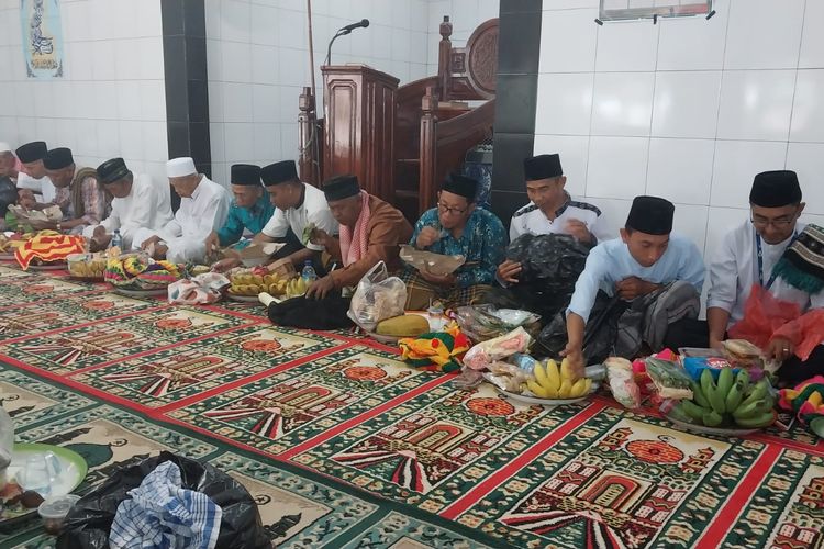 Tradisi Mangan rowa dan ntek dulang di Desa Klungkung, Kecamatan Batulanteh, Kabupaten Sumbawa Jumat (8/3/2024)