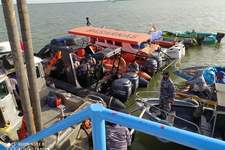 The Indonesian police team is preparing for a search and rescue operation after the sinking of the Kapodang 5001 patrol boat at the jetty of the directorate of water police corps in North Kalimantan.  