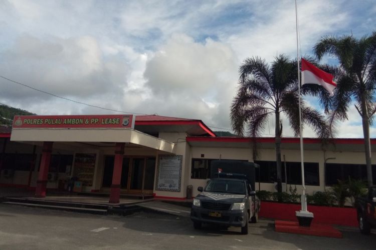 Jajaran Polda Maluku mengibarkan bendera setengah tiang di depan seluruh Kantor kepolisian di wilayah itu, Kamis (10/5/2018). Pengibaran benderah Merah Putih setengah itu sebagai rasa berkabung atas gugurnya lima Anggota Polri dalam insiden rusuh di Mako Brimob, Depok, Jawa Barat