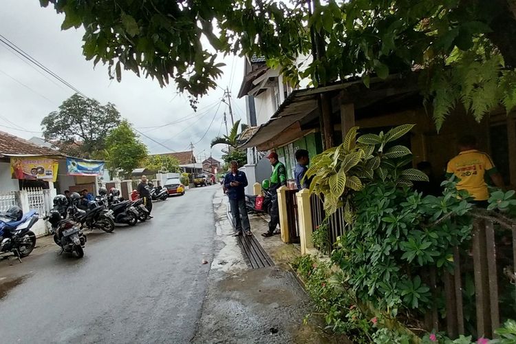 Anggota Kepolisian Polresta Tasikmalaya masih memeriksa lokasi kejadia penganiayaan warga oleh teror geng motor di Jalan Kebangsaan, Kota Tasikmalaya, Jawa Barat, Kamis (6/7/2023).