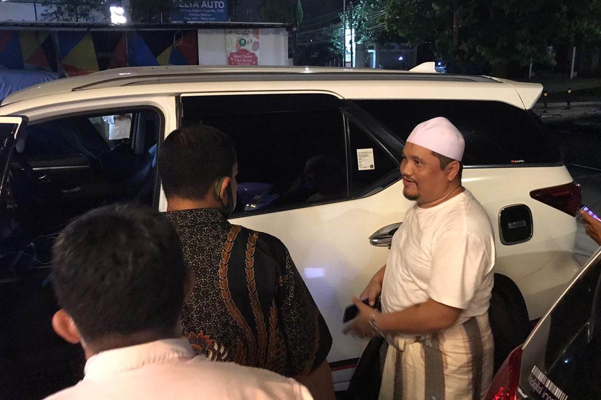 Korban (berpeci putih) memberi keterangan berkait aksi pencuri yang mengambil cek senilai Rp 43,9 miliar dan uang Rp 550 juta dengan cara memecahkan kaca mobil Toyota Fortuner warna putih berpelat A 1629 KQ di Kemang, Jakarta Selatan, Rabu (22/7/2020).