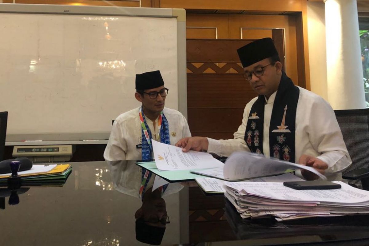 Wakil Gubernur DKI Jakarta Sandiaga Uno saat menyerahkan surat pengunduran diri ke Gubernur DKI Jakarta Anies Baswedan di Balai Kota DKI, Jumat (10/8/2018). 