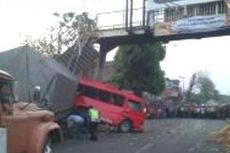 Jembatan Dihajar Mobil, Satu Tewas, Jalan di Semarang Ditutup