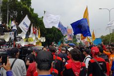 Buruh Demo di Depan Kantor Disnaker, Lalu Lintas dari Summarecon Bekasi Macet