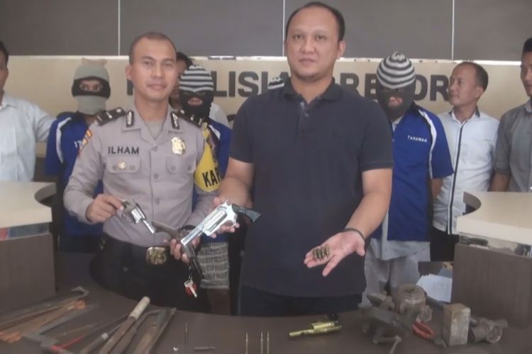 Kasat Reskrim Polsek OKI AKP Agus Prihadinika menunjukkan barang bukti pistol rakitan dan amunisi yang disita dari pembuat dan pemilik senpi rakitan setelah dilakukan penggerebekan oleh personel Satreskrim Polres OKI, Selasa (5/6/2018)