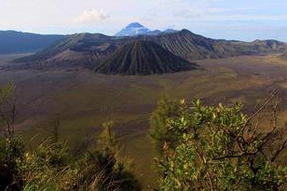 Gunung Bromo dengan latar belakang Gunung Semeru, Senin (14/11/2011).