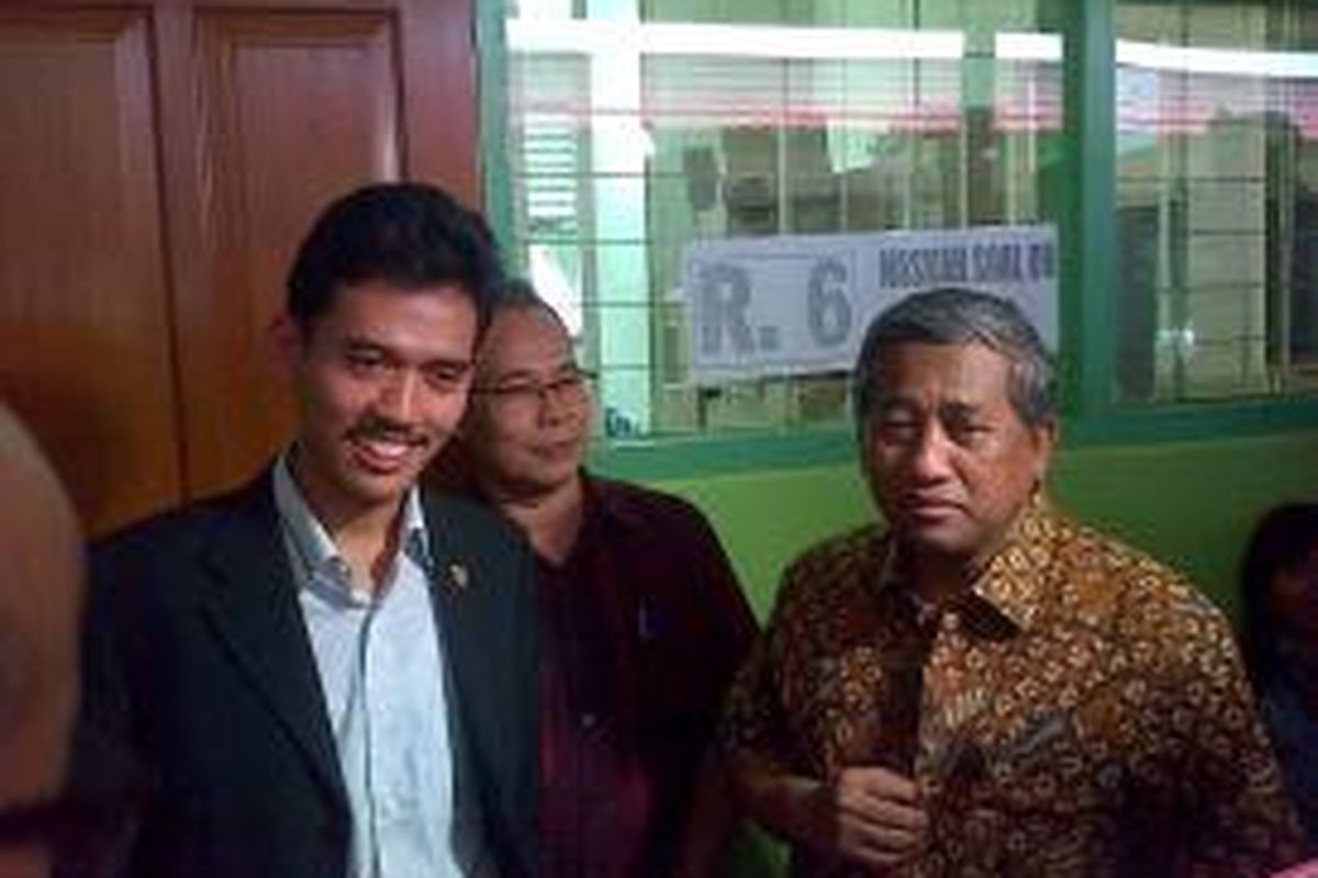 Mentri Pendidikan dan Kebudayaan Muhammad Nuh (paling kanan) didampingi Ketua KPAI (paling kiri) melakukan inspeksi mendadak jelang Ujian Nasional, Senin (14/4/2014) ke SMA N 70 Jakarta