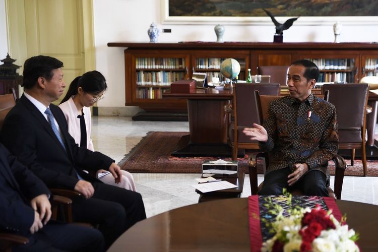 Presiden Joko Widodo (kanan) menerima Penasihat Hubungan Luar Negeri Presiden Republik Rakyat Tiongkok (RRT) Xi Jinping, Song Tao (kiri) di Istana Bogor, Jawa Barat, Jumat (20/9/2019). Pertemuan tersebut diantaranya membahas potensi kerjasama Indonesia-Tiongkok, khususnya investasi berorientasi ekspor. ANTARA FOTO/Puspa Perwitasari/ama.