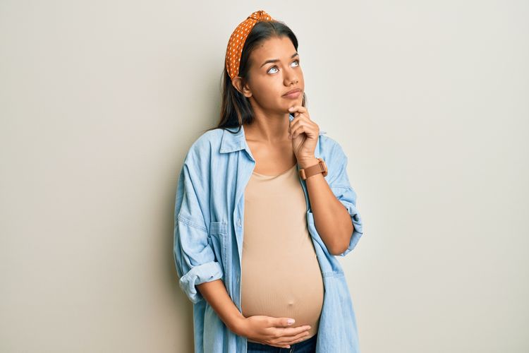 Kehamilan umumnya datang disertai dengan gejala yang kurang mengenakkan bagi tubuh para bumil. Beberapa wanita mungkin mengalami masalah kesehatan seperti sakit kepala serius, muntah, hingga lonjakan berat badan secara tiba-tiba.
