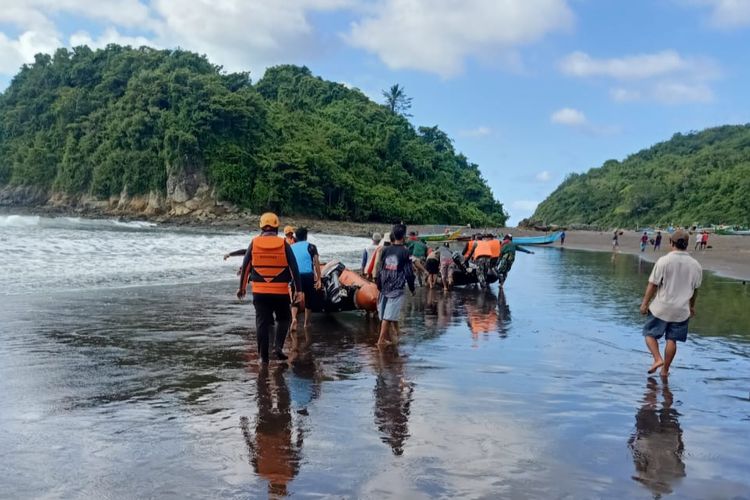 Tim Basarnas saat mencari keberadaan korban