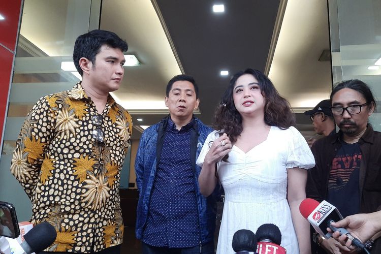 Penyanyi dangdut Dewi Perssik mendatangi Polres Metro Jakarta Selatan untuk menjalani pemeriksaan tambahan terkait kasus dugaan pencemaran nama baik.