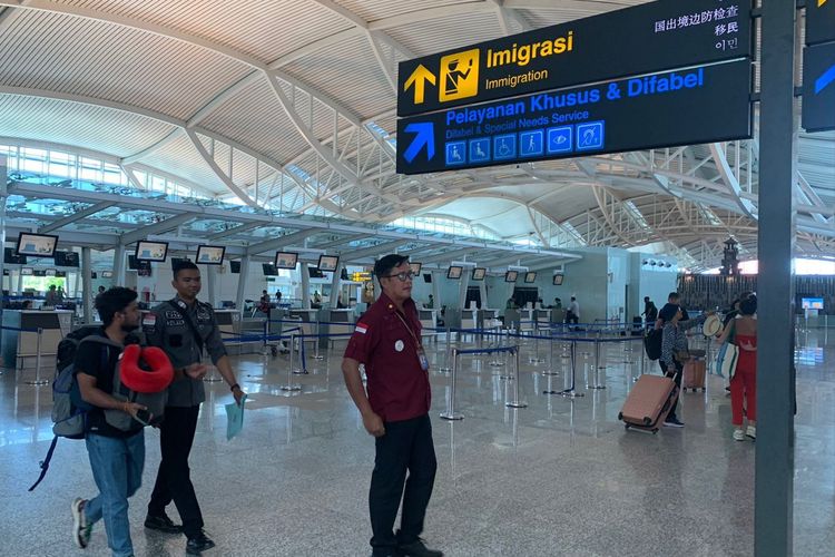 BVB (24), pria warga negara India saat dideportasi melalui Bandara Internasional I Gusti Ngurah Rai Bali, pada Rabu (23/8/2023). Dia deportasi lantaran kedapatan mencuri ponsel milik turis asal Inggris. /Dok. Humas Kanwil Kemenkumham Bali