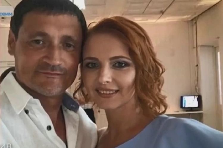 Dmitry dan tunangannya, Tatyana. Pria di Ukraina itu kini mendekam di penjara karena tak sengaja membunuh calon istrinya saat memamerkan senjata ke temannya.