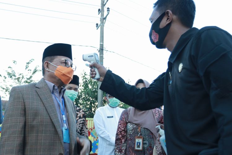 Gubernur Jambi, Fachrori Umar dites suhu badan sebelum meresmikan ruang isolasi RS Raden Mattaher