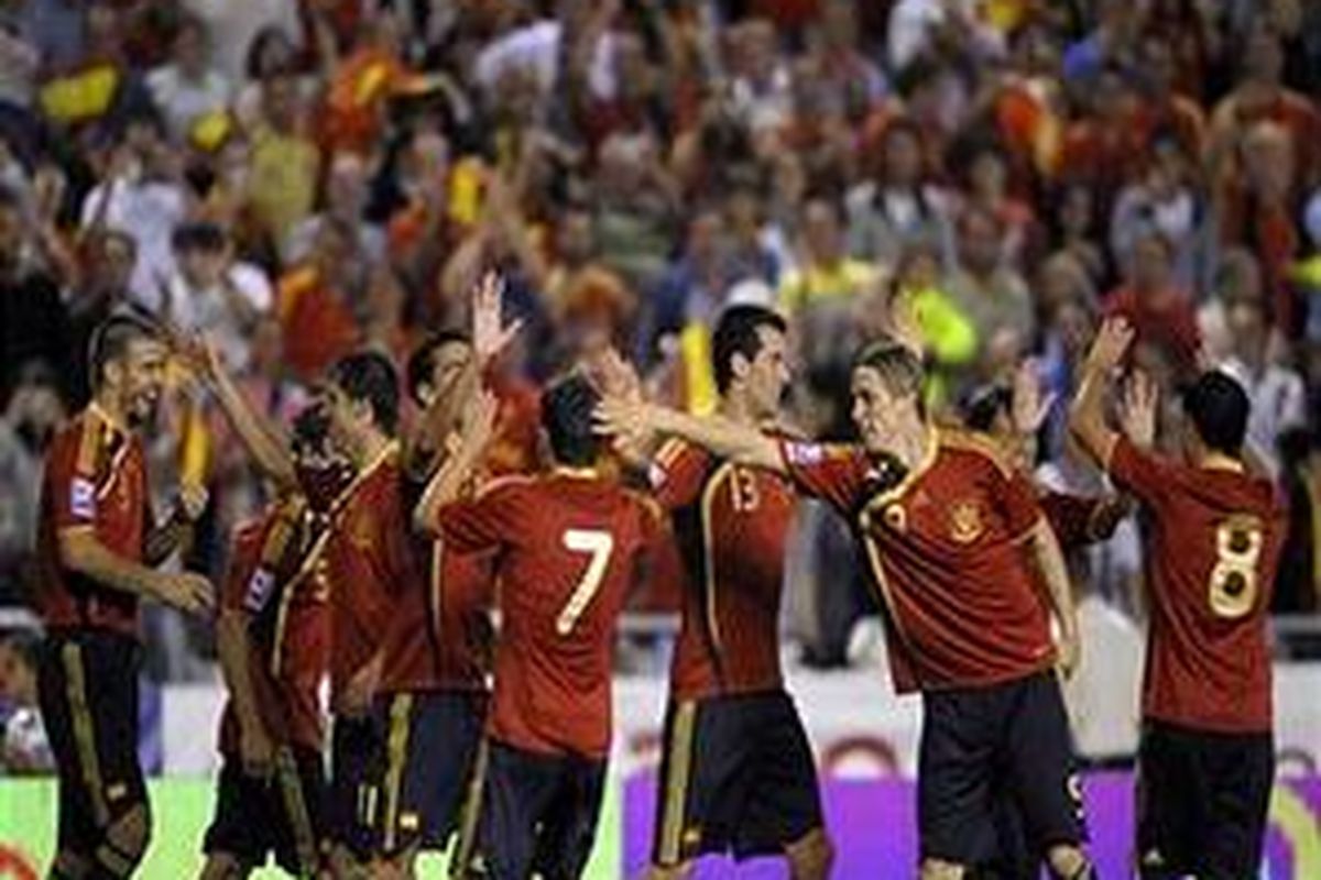 Bek Spanyol, Gerrard Pique (kiri) usai mencetak gol ke gawang Belgia dalam lanjutan kualifikasi Piala Dunia, Senin (6/9). Spanyol menutup laga itu dengan kemenangan 5-0. Empat gol lain dicetak oleh David Silva dan David Villa yang masing-masing menyumbang dua gol.
