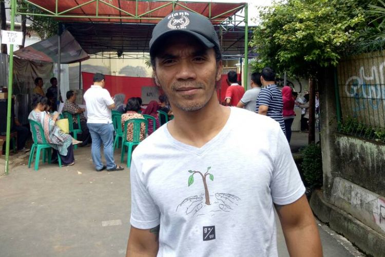 Kaka Slank diabadikan usai melakukan pemilihan Pilkada DKI Jakarta di TPS 16 Duren Tiga, Jakarta Selatan, Rabu (19/4/2017). 