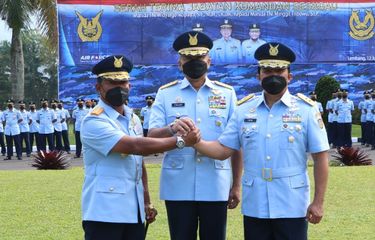 Kepala Staf Angkatan Udara (KSAU) Marsekal Fadjar Prasetyo melantik Marsekal Muda (Marsda) Minggit Tribowo menjadi Komandan Sekolah Staf dan Komando Angkatan Udara (Danseskoau) mengantikan Marsda Widyargo Ikoputra di Seskoau, Lembang, Bandung, Selasa (12/7/2022).