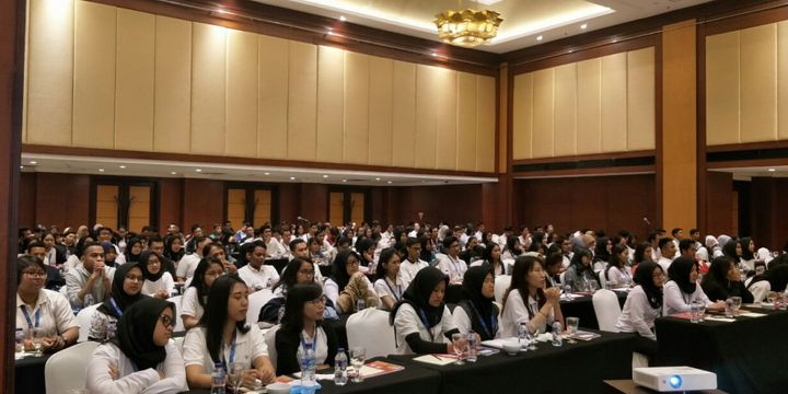 Para volunteer Asian Games menerima pengarahan dari Wakil Gubernur DKI Jakarta Sandiaga Uno di Hotel Borobudur, Senin (23/7/2018). 
