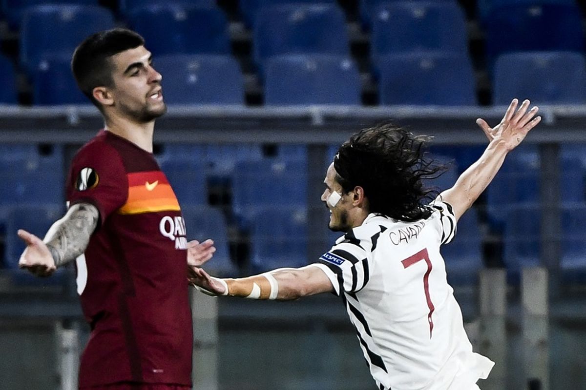 Penyerang Manchester United Edinson Cavani berselebrasi setelah mencetak gol di samping bek Roma Gianluca Mancini (kiri) dalam pertandingan leg kedua semifinal Liga Europa antara AS Roma vs Man United di Stadion Olimpico Roma pada 6 Mei 2021.