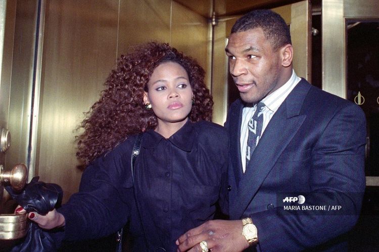 Mike Tyson bersama istrinya, Robin Givens, pada 9 Februari 1988. Pasangan ini cerai pada 14 Februari 1989.