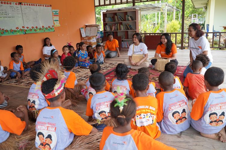 Hope Ambassador WVI Monita Tahalea dan Duta Kampanye Baca Tanpa Batas Gaby Cristy bersama anak-anak di rumah baca dampingan WVI di desa Pniel, Biak, Papua.