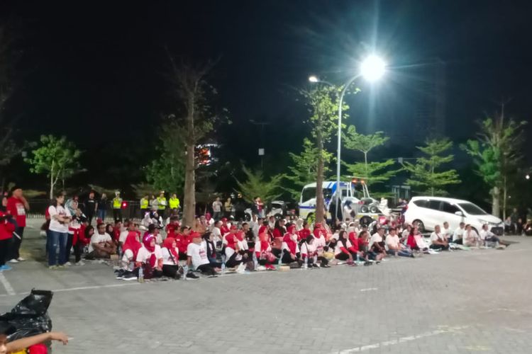 Pendukung paslon calon gubernur dan wakil gubernur Jawa Timur menyaksikan nobar debat perdana Pilkada Jatim di halaman Graha Unesa, Surabaya, Jawa Timur, Jumat (18/10/2024).