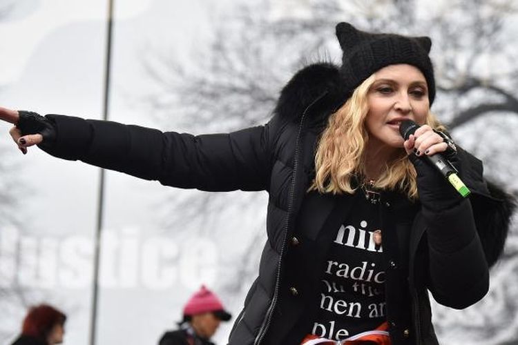 Penyanyi Madonna berorasi di panggung unjuk rasa Womens March di Washington DC, AS, Sabtu (21/1/2017) waktu setempat.