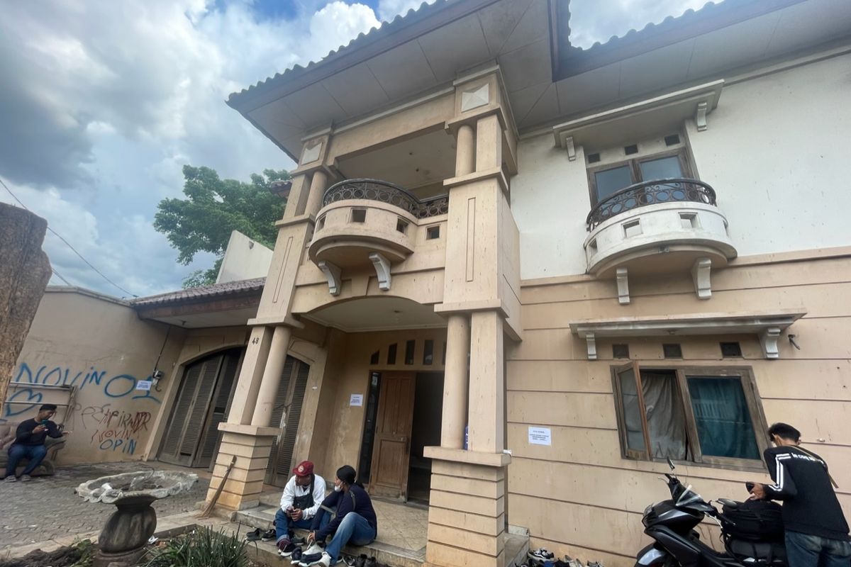 Kondisi rumah Tiko setelah dipasang listrik token dan pompa air di kawasan Klender, Jakarta Timur, Selasa (10/1/2023). 