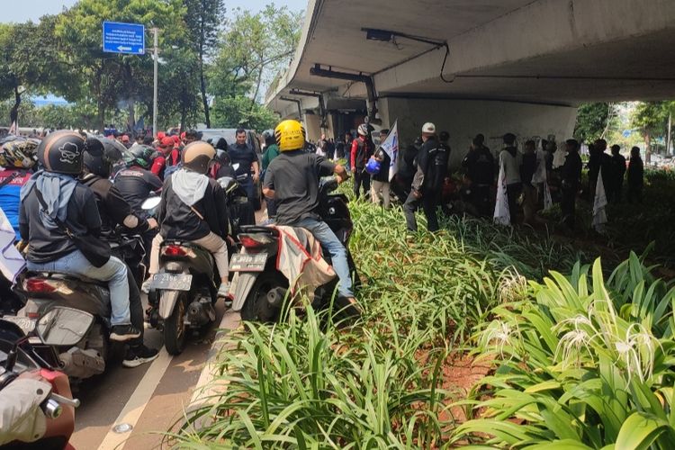 Sejumlah pemotor nekat menerobos taman dan melindas tanaman di Flyover Ladokgi, Tanah Abang, Jakarta Pusat pada Rabu (10/8/2022). Hal tersebut dilakukan untuk bisa melintas karena terjebak massa aksi yang gelar unjuk rasa di depan Gedung DPR RI.
