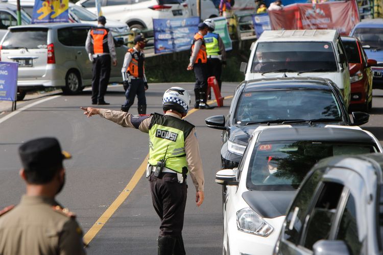 Petugas melakukan penyekatan di pos Rindu Alam, Kabupaten Bogor, Senin (1/6/2020). Penyekatan di lokasi yang berbatasan dengan wilayah Cianjur ini untuk mencegah penyebaran virus Covid-19 melalui aktivitas mudik masyarakat.